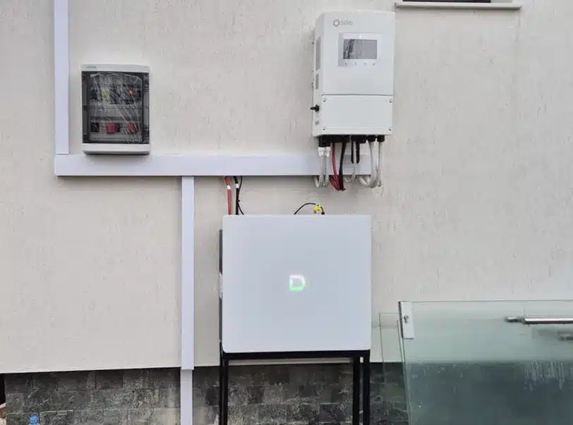 thuisbatterij met omvormer buiten gevelinstallatie