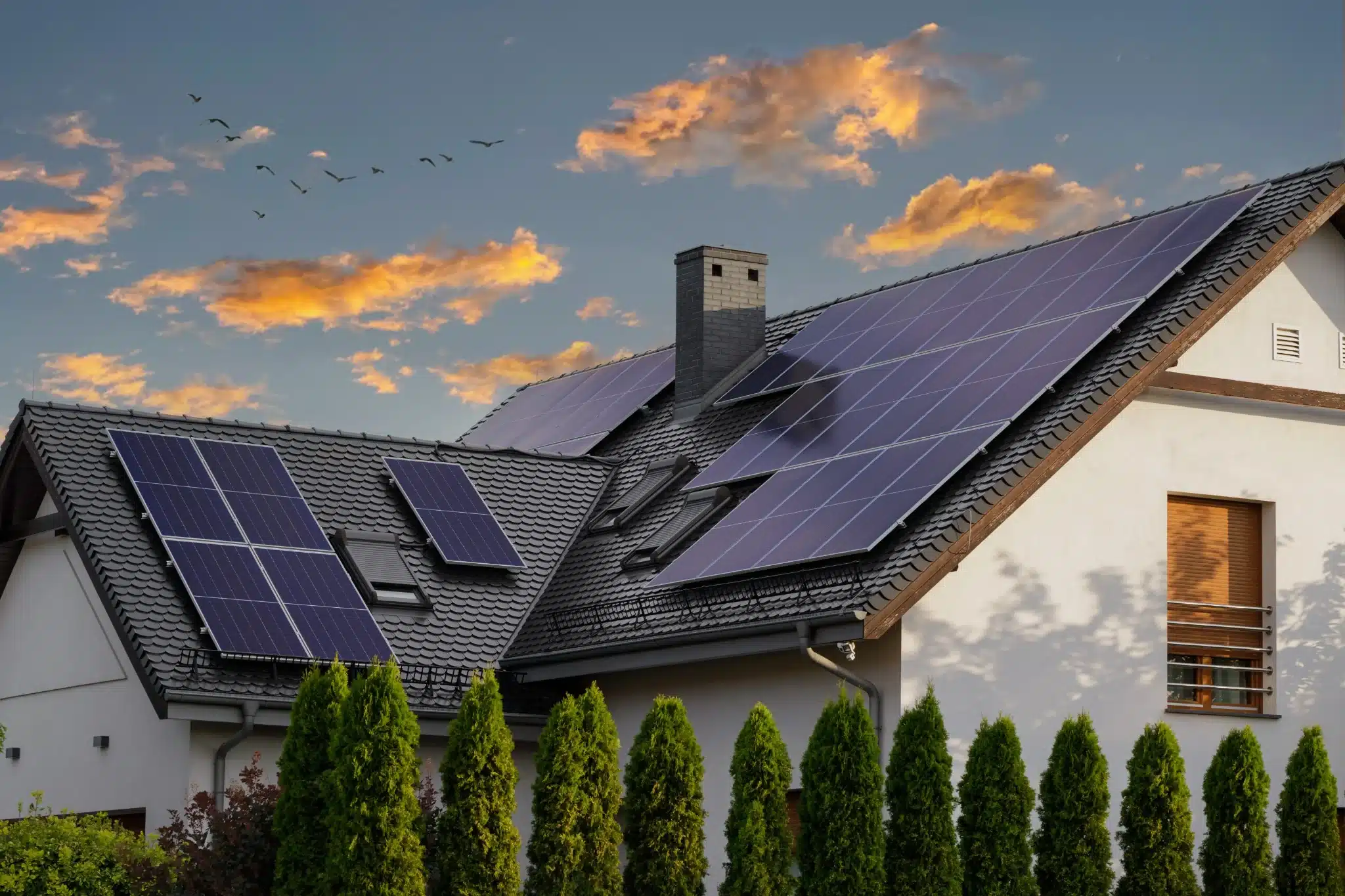 zonnepanelen woning dak avondzon